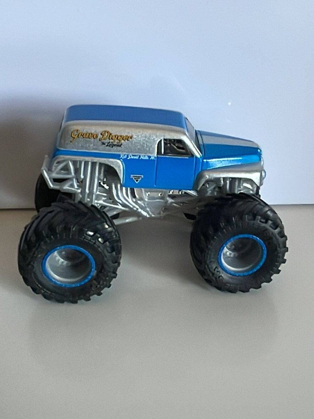 *♪ Monster Jam Truck - Hot Wheels Grave Digger The Legend - Scale 1:64 *♪